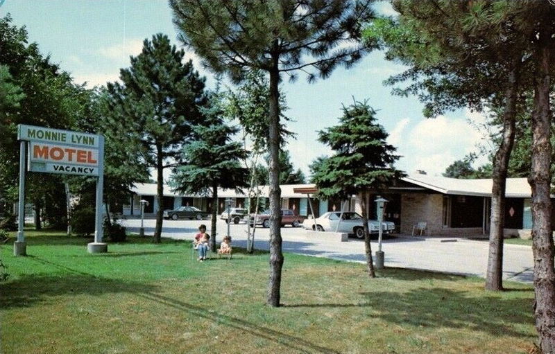 Monnie-Lynn Motel - Vintage Postcard